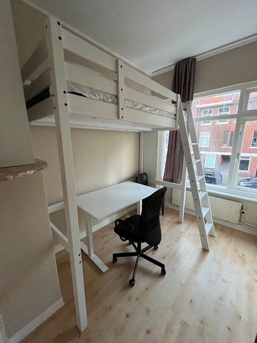 Cama alta de madera blanca para una persona