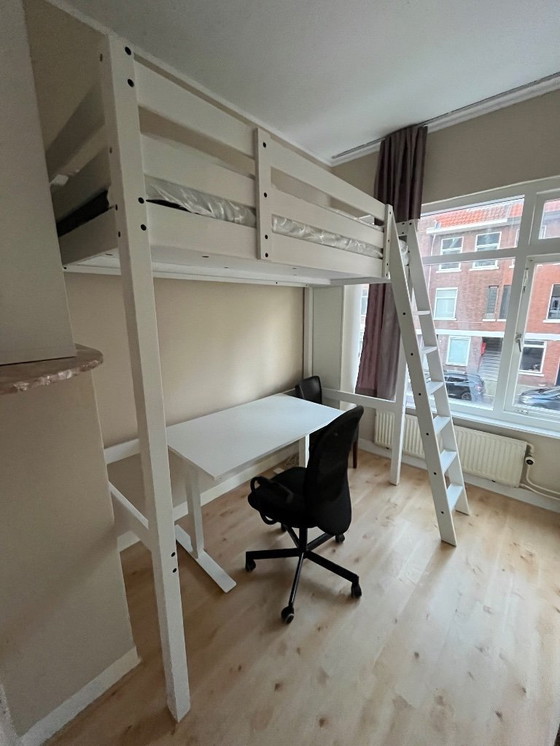 Image 1 of Cama alta de madera blanca para una persona