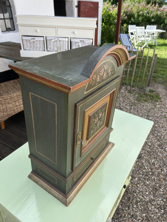 Image 1 of Klein Noors houten kastje