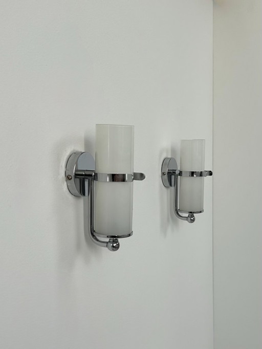 Een paar vintage wandlampen, chroom en opaalglas, Frankrijk, 1970.