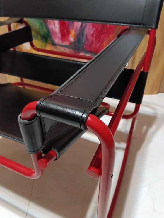 Image 1 of Bolso Knoll Wassily B3 rojo mate, nuevo-usado, en piel negra, de Marcel Breuer.