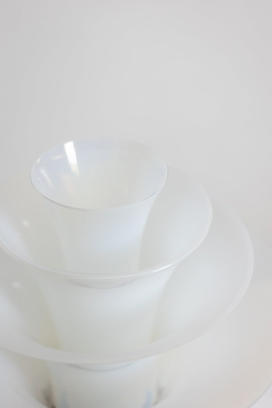 Image 1 of Wit en blauw opalescent glas "bloemblaadjes" lamp, 21e eeuw