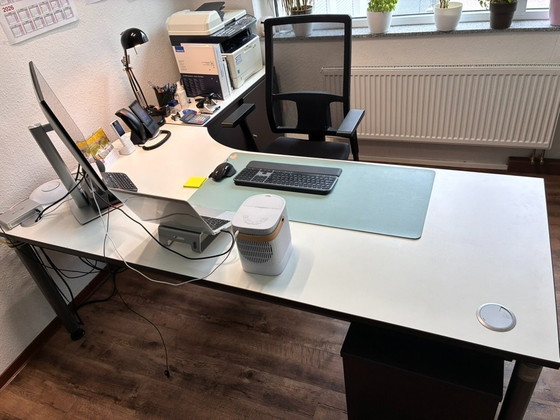 Image 1 of 2x escritorio de oficina, de segunda mano, blanco/gris, Palmberg, para un puesto de trabajo lo más cómodo posible