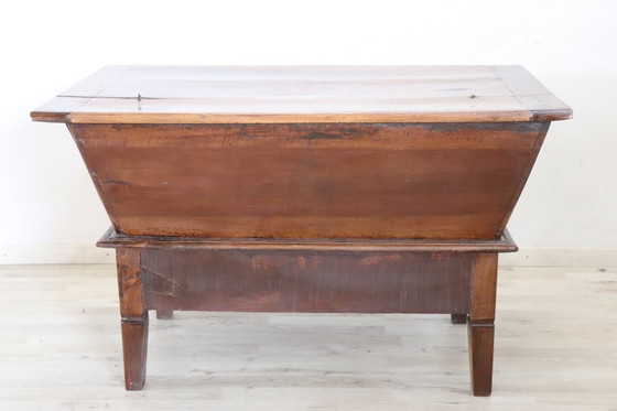 Image 1 of Armario antiguo de nogal macizo, Italia S. XIX