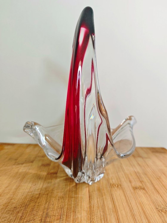 Image 1 of Coupe sculpturale vintage en cristal — « verre balancé » — cristal clair avec accent rouge/bordeaux