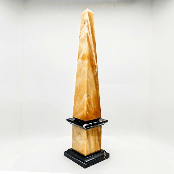 Image 1 of Atemberaubender großer Obelisk aus den 1970er Jahren aus handgeschnitztem gelbem Marmor aus Siena und schwarzem Marmor aus Porto