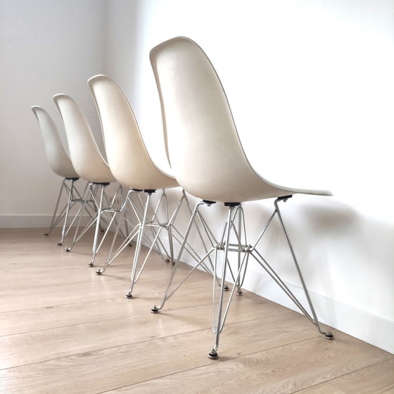 Image 1 of Vintage set van 4 fiberglas eetkamerstoelen van Eames - Herman Miller