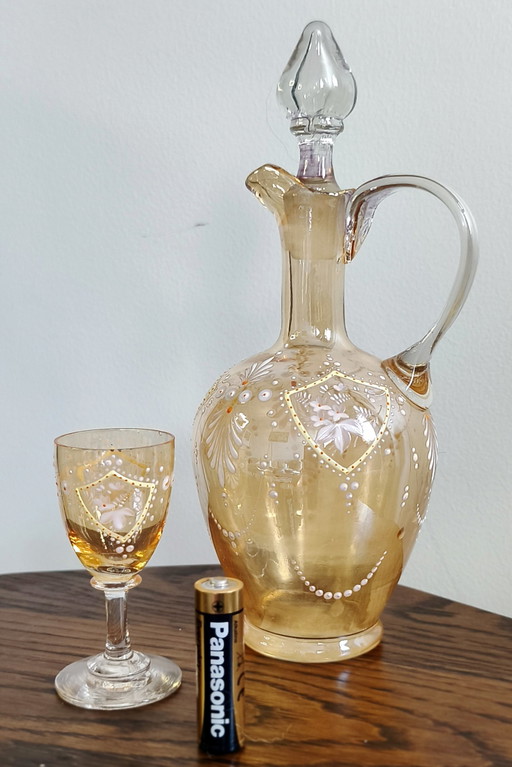 Preciosa Jarra de Cristal Ámbar Bohemia Antigua y Juego de Copas de Licor – Esmalte Alto Pintado a Mano, c. 1900