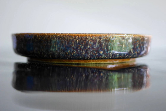 Image 1 of Plato de cerámica de estilo modernista, obra de Michael Andersen, Dinamarca, década de 1960.