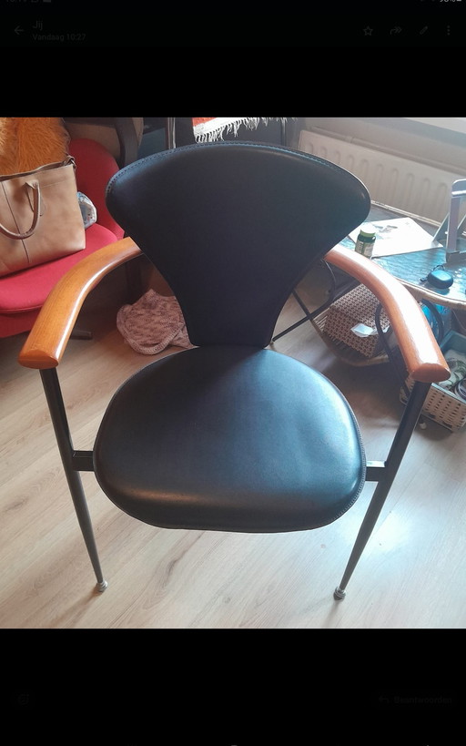 Six beautiful dining room chairs. The photos speak for themselves. For more information, please send a message.