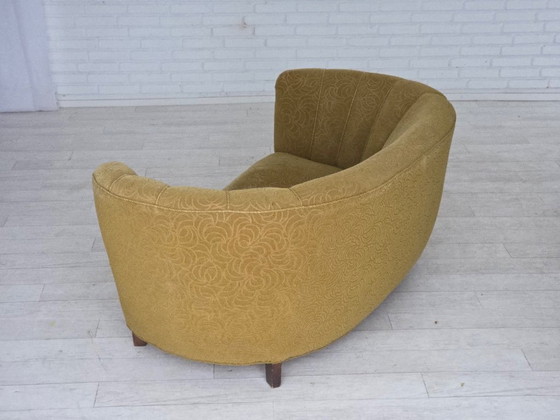 Image 1 of Dänisches 2-Sitzer-Sofa „Banane“ aus den 1960er Jahren, Bezug aus Velours, Buchenholz