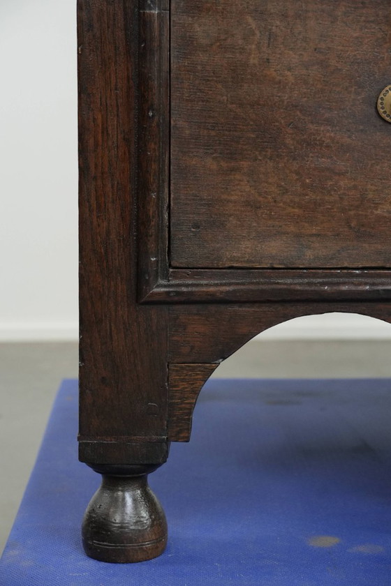 Image 1 of Cómoda antigua inglesa con soporte de principios del siglo XVIII