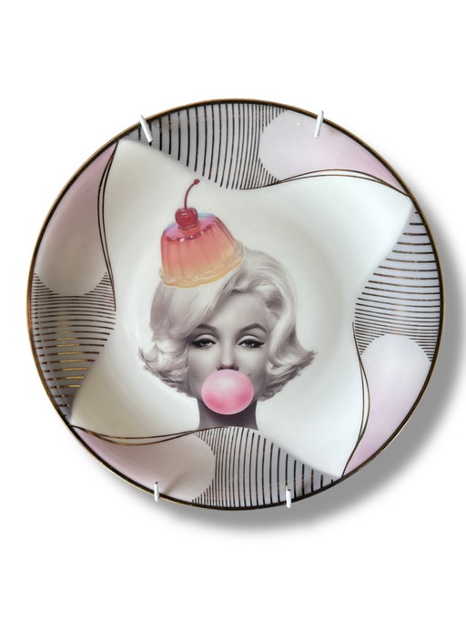 This vintage wall decoration consists of 2 plates.