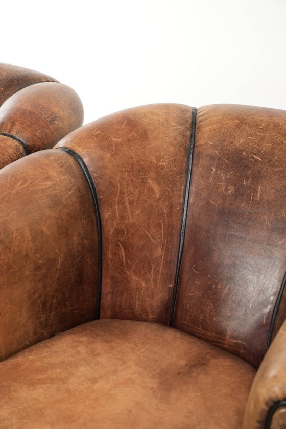 Image 1 of Ensemble robuste de 2 fauteuils club vintage en peau de mouton de style anglais