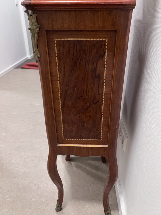 Image 1 of Elegante Franse bijzettafels met vier laden van verguld brons | Commode met lades