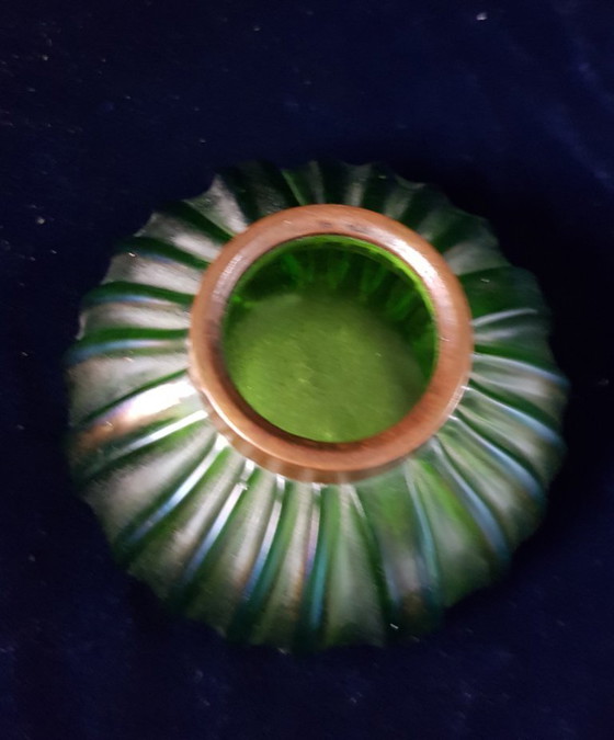 Image 1 of Un jarrón Loetz para popurrí con monturas de cobre