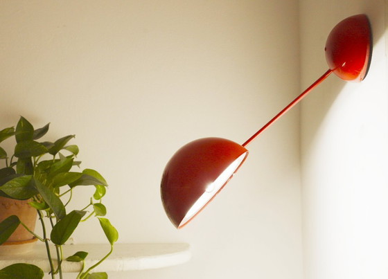 Image 1 of Vintage Italiaanse wandlamp, rode metalen wandlamp, mid-century modern, space age leeslamp