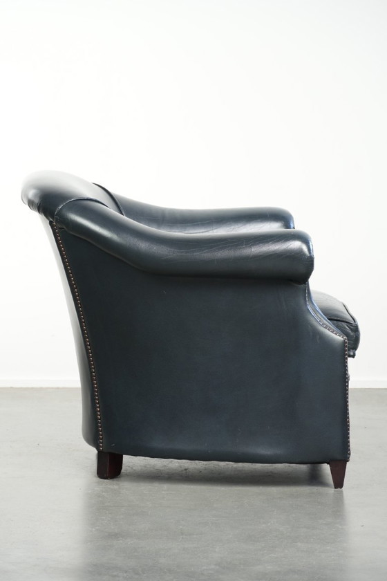 Image 1 of Bellissima e confortevole poltrona club in pelle bovina blu scuro dal design unico e senza tempo.