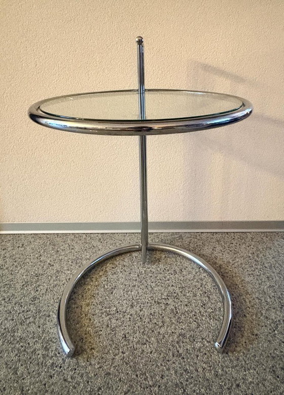 Image 1 of 2 tavolini laterali disegnati da Eileen Gray - altezza regolabile