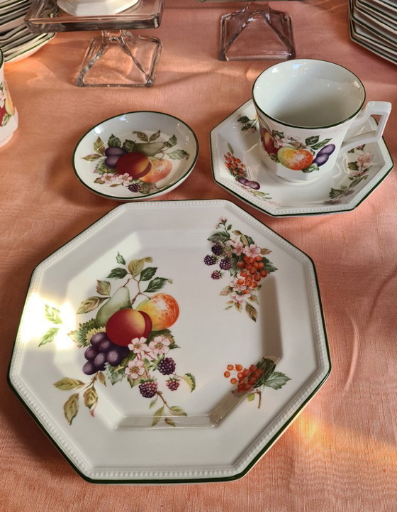 Image 1 of Servizio da tè e torta alla frutta fresca Johnson Brothers England con piatto da portata e petit four.