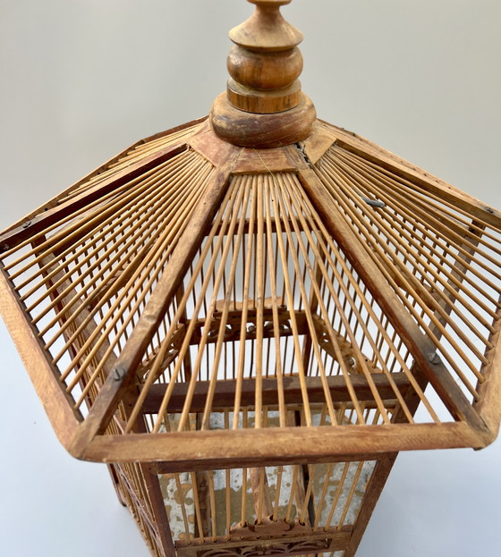Image 1 of Dekorativer handgefertigter Vogelkäfig mit Holzvogel – Asien, ca. 1950er–1960er Jahre
