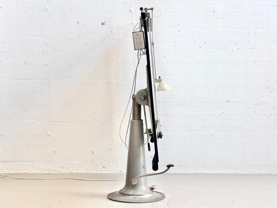 Image 1 of Hydraulischer Höhenverstellbarer Tisch mit integrierter Arbeitsleuchte von Nike Eskilstuna, Schweden, 1950er Jahre