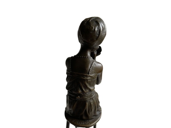 Image 1 of Bronzen beeld – Elegante dame op kruk in Charleston-stijl