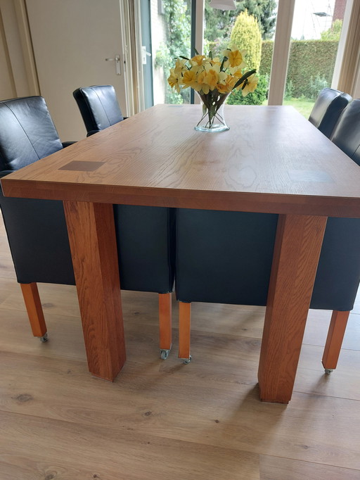 Sturdy oak dining table for sale - like new!