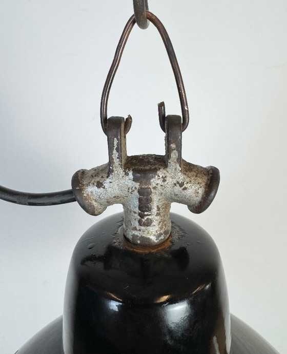 Image 1 of Industriële zwarte geëmailleerde fabriekslamp met gietijzeren bovenkant, jaren 50