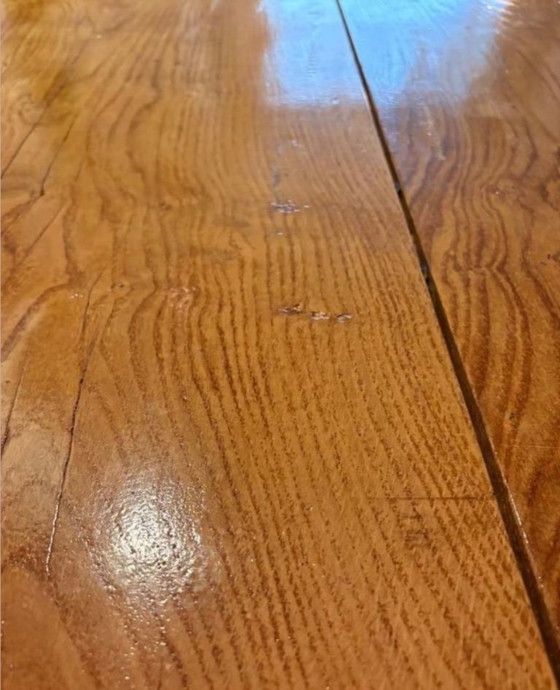 Image 1 of Mesa de roble macizo con base de acero.