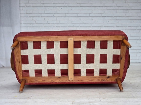 Image 1 of Schwedisches 2-Sitzer-Sofa aus den 1970er Jahren, rosa Möbelvelours, Buchenholz.