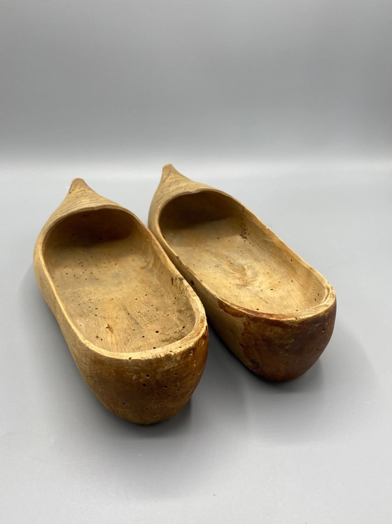 Paire de sabots anciens en bois sculpté avec motif de feuilles – Objets déco, Wood (photo 3 of 6)