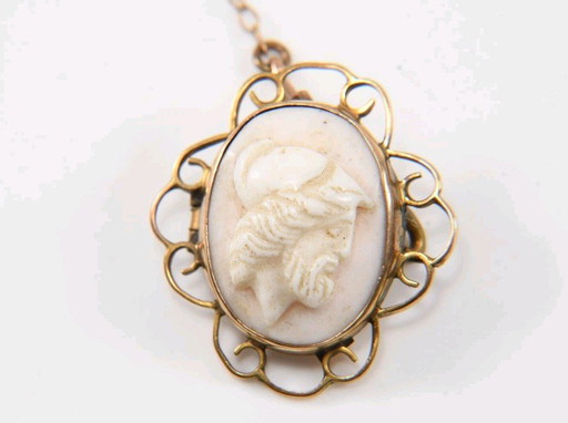 Beautiful 375 9kt gold brooch with cameo.