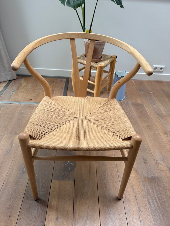 Image 1 of 4 Wishbone chairs (Carl Hansen) 2x white, 2x natural oiled beech
