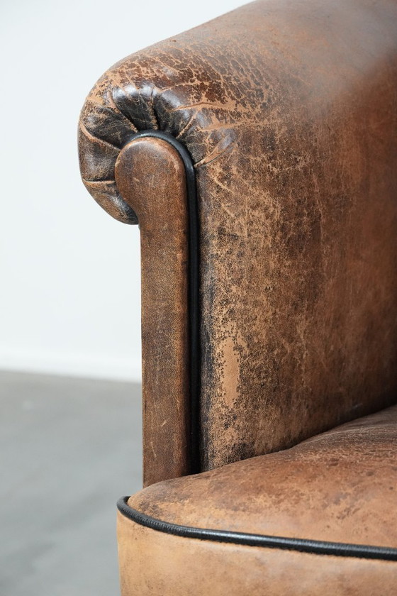 Image 1 of Robusta poltrona club vintage in pelle di pecora con una splendida patina