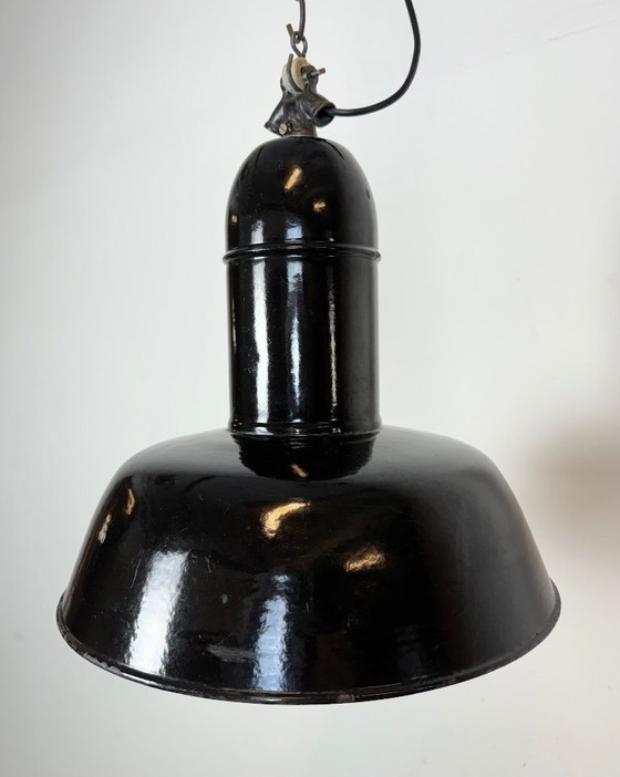 Image 1 of Lampe industrielle en émail noir avec abat-jour en fonte, années 1930