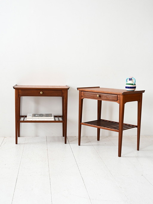 Paire de tables de nuit scandinaves en acajou du milieu du siècle dernier.