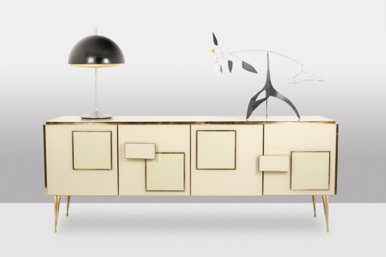 Image 1 of Credenza in vetro opalino color crema e bronzo dorato. Stile contemporaneo.