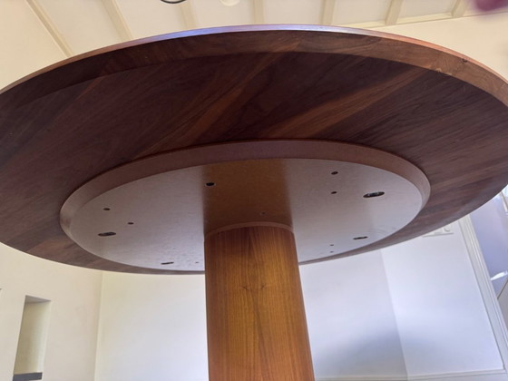 Image 1 of Mesa de comedor Arco Balance tapa de madera maciza (136 cm)