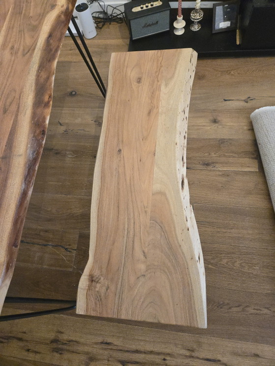 Mesa de comedor de madera con borde natural y banco a juego. – Sohome, Conjuntos de comedor, Wood (photo 5 of 6)