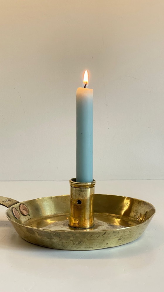 Image 1 of Antiker, niedriger Kerzenleuchter aus massivem Messing