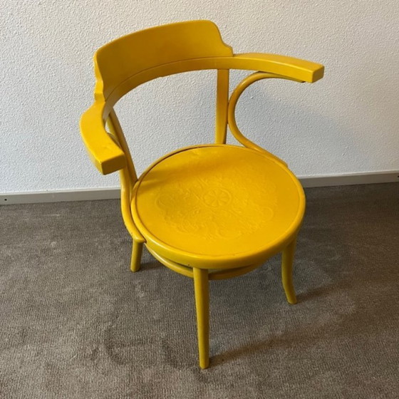 Image 1 of 1x gele Stoel 233 van Thonet