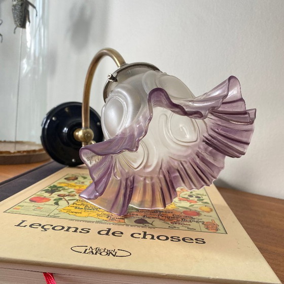 Image 1 of Messing wandlamp met zwanenhals en glazen tulpvormige kap.