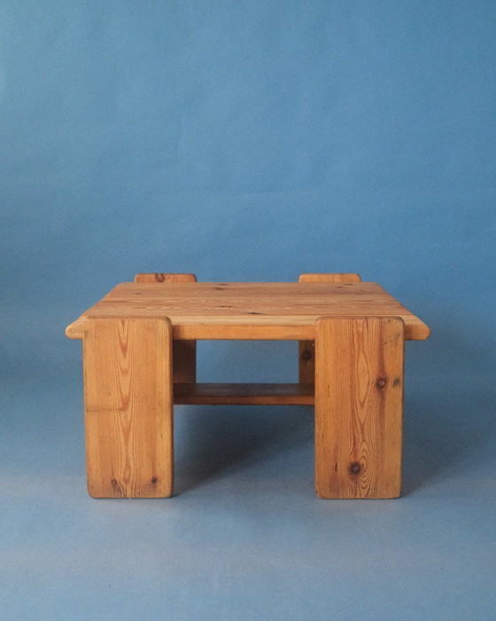 Image 1 of Tavolino brutalista in pino massello (versione più piccola)
