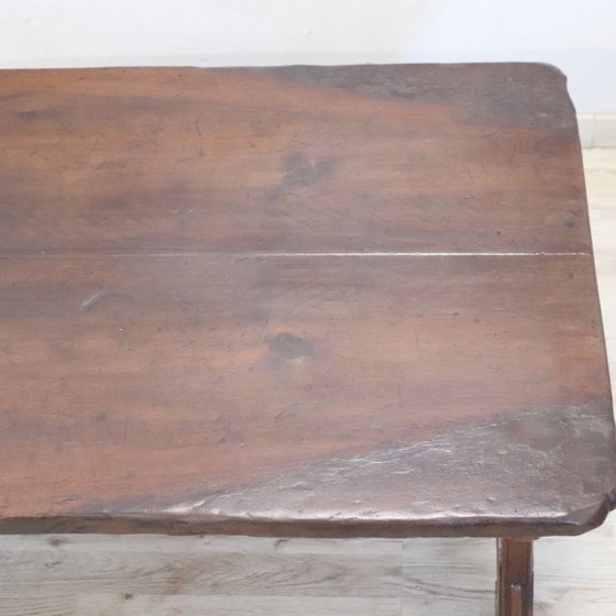 Image 1 of Mesa de centro de nogal macizo, Italia, principios del siglo XX.