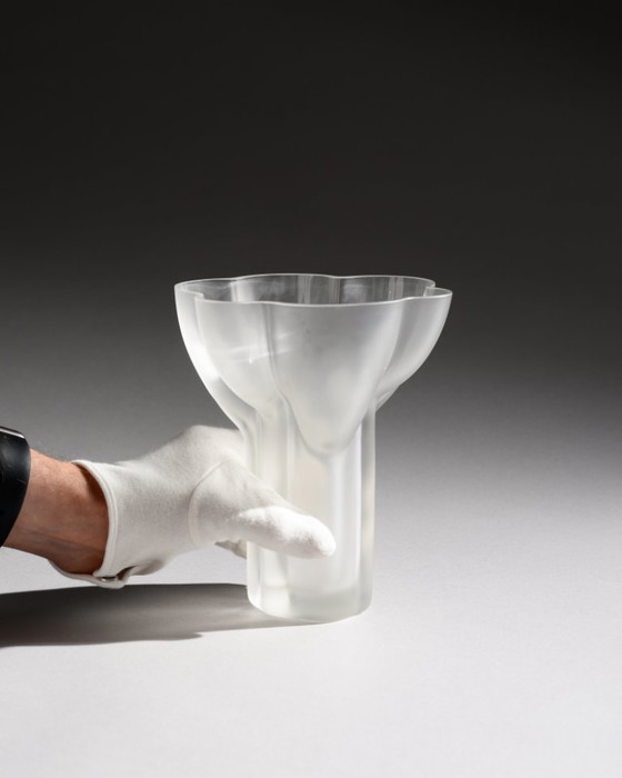 Image 1 of Dúo de jarrones de vidrio satinado Rosenthal de Tapio Wirkkala: formas esculturales de vidrio esmerilado.