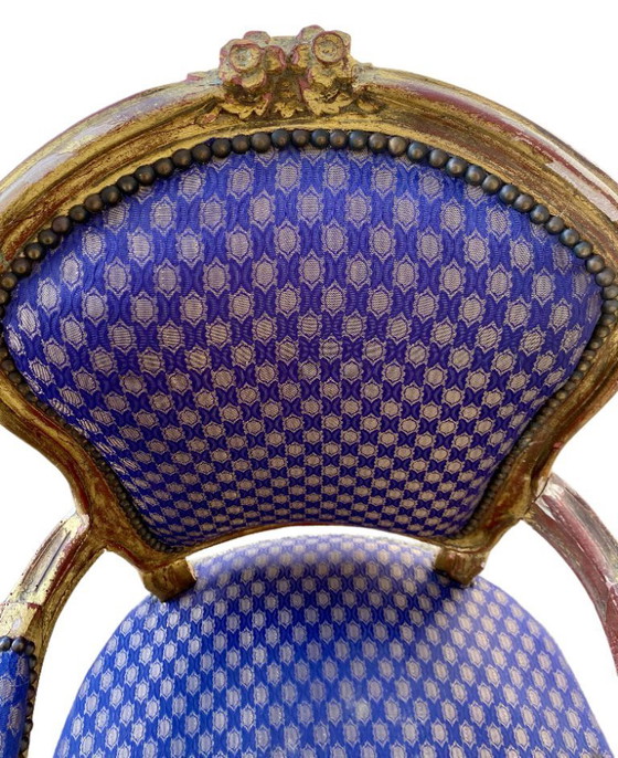 Image 1 of Een paar barokke fauteuils in Lodewijk XV-stijl, bekleed met blauwe satijnen stof met patronen.