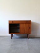 Credenza danese vintage con cassetto e ante scorrevoli in teak