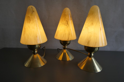 Trois lampes de table Art Déco de caractère, coniques, en laiton et verre marbré