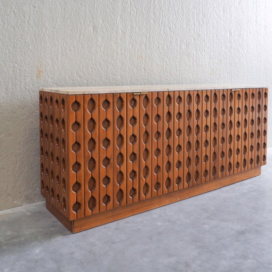 Credenza brutalista contemporanea in legno intagliato con piano in travertino – Credenze, Wood, Brass (photo 7 of 16)
